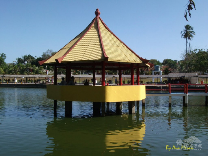 人工湖上八角亭