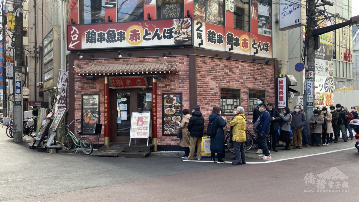 為了在劉的店結束營業前品嘗到臺灣料理，不少人還沒開門就來排隊