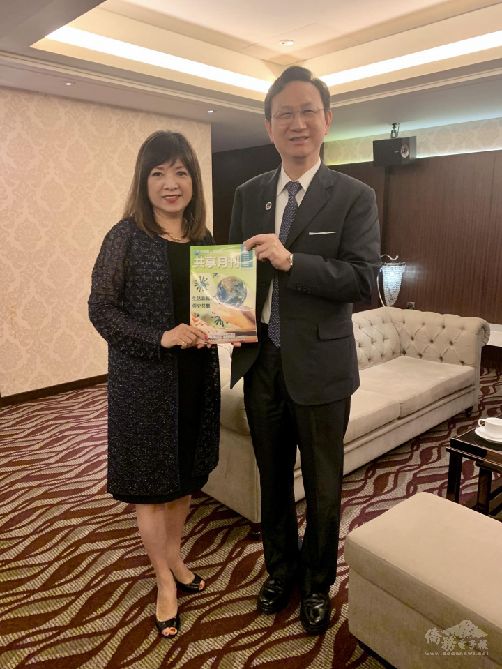世華名譽總會長黎婌瑛代表敬贈共享月刊予委員長童振源