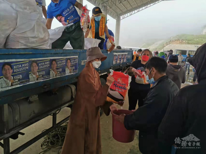妙淨法師協助發放賑災物資予達拉蓋地市受災農戶