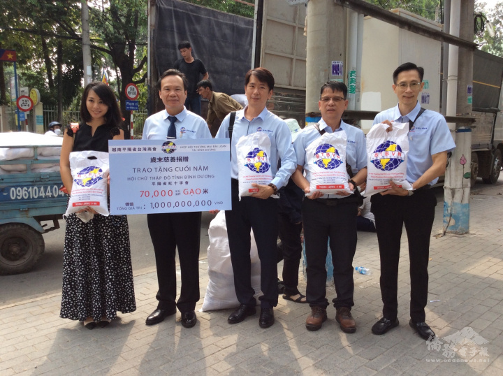 臺灣商張慶煌會長率領副會長胡建偉-理事李睿澄 點收70,000 公斤大米並移交給紅十字會發放給各受贈單位