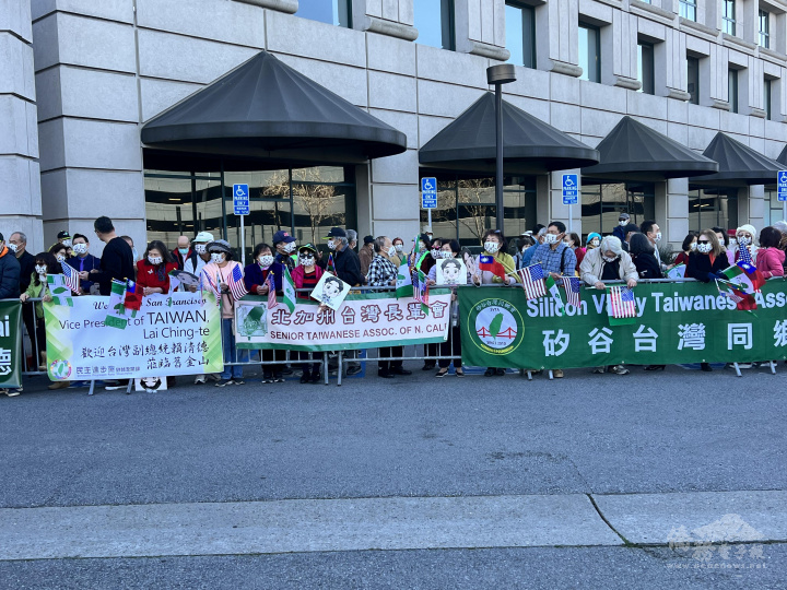 灣區僑團代表前往旅館歡迎賴清德