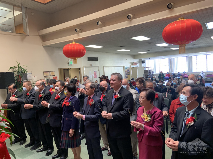 與會人員向歷代祖上先賢上香