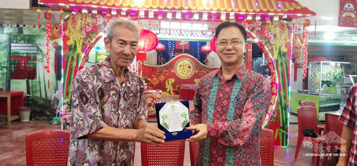 李利發（左）致贈紀念牌予汪樹華（右），感謝支持山口洋華教工作