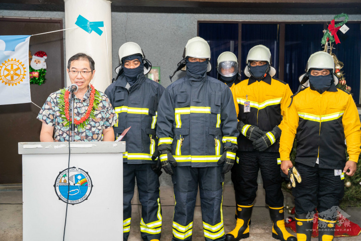 蕭勝中代表嘉義西區扶輪社贈送6套全新消防衣予馬紹爾群島共和國馬久羅市政府