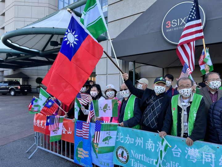僑胞揮舞國旗歡迎賴清德到訪舊金山