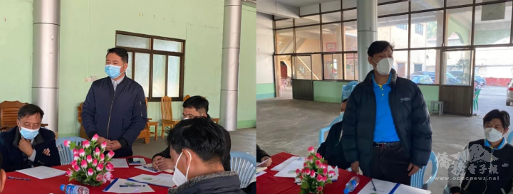 緬北果文文教會副會長李添富(右立者)及賴志賢(左立者)報告學生到臺灣升學報名情形等工作情(圖／擷自緬北果文文教會官網))