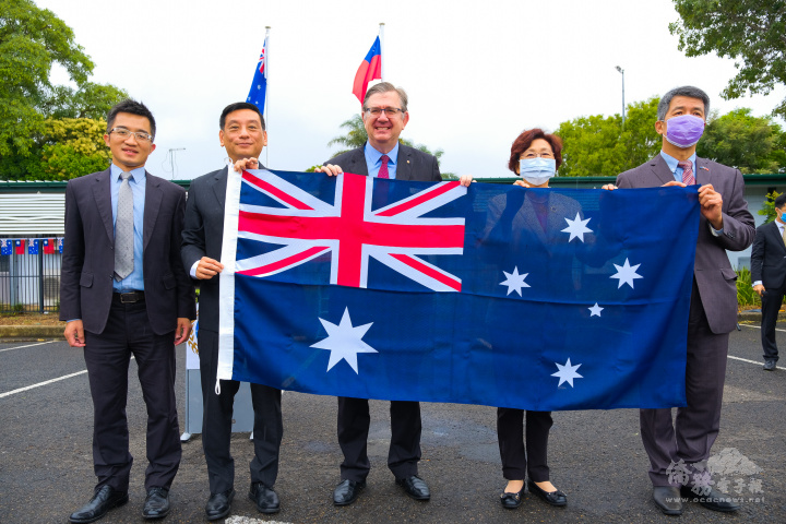 聯邦參議員Paul Scarr（中間）致贈昆士蘭僑界澳洲國旗