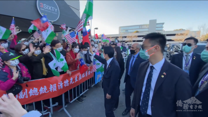 賴清德向在場歡迎民眾揮手致意