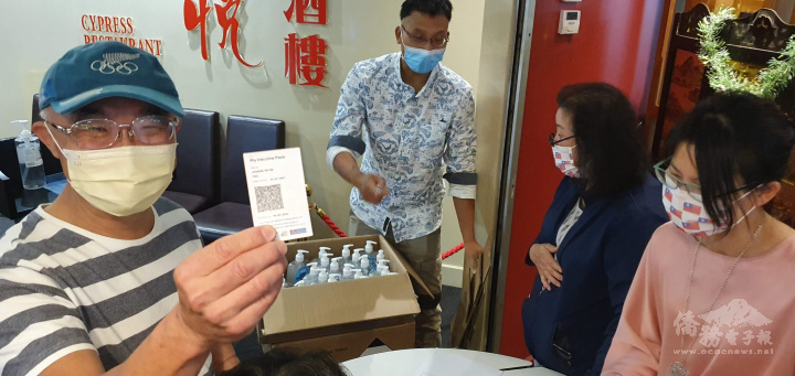 確實遵守防疫規定，鄉親們非常配合的出示疫苗完整接種證明