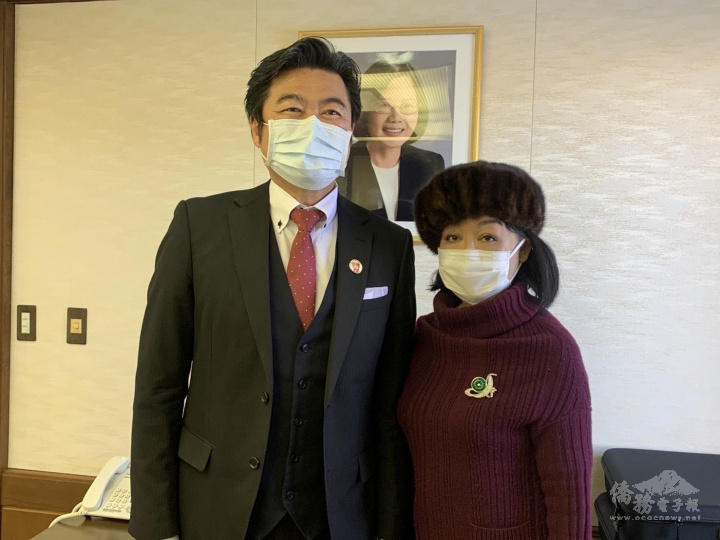 會長曾鳳蘭(右)與副代表李世丙(左)