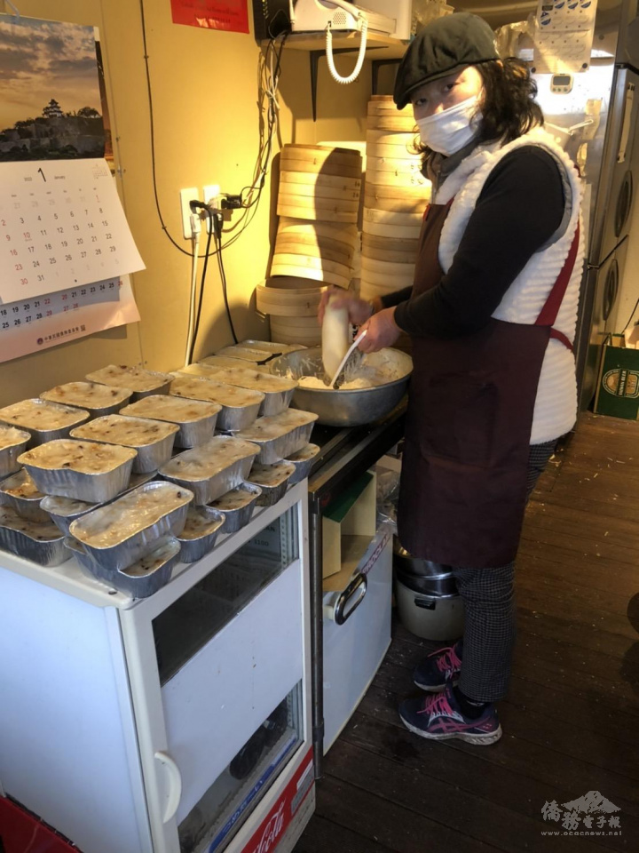 上島彩親手做蘿蔔糕分送理監事及會員