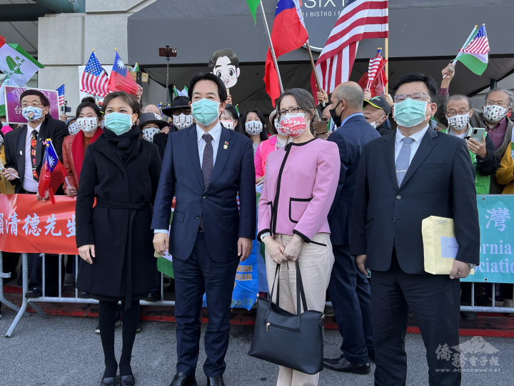 賴清德(左二)與蕭美琴(左三)和在場歡迎民眾合影