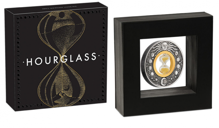 台灣銀行限量發行2500枚「時光沙漏2英兩仿古銀幣」，銀幣由澳洲柏斯鑄幣局鑄造，主題面中央鏤空，鑲嵌微型時光沙漏，幣面鐫刻的日月星辰採取占星術圖騰設計。（台灣銀行提供）