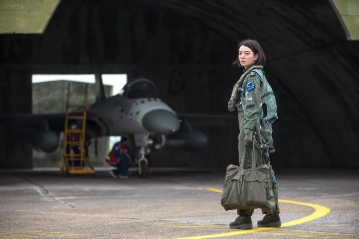 空軍第一戰術戰鬥機聯隊上尉飛行員郭文靜，從士兵轉飛官勇敢追夢。