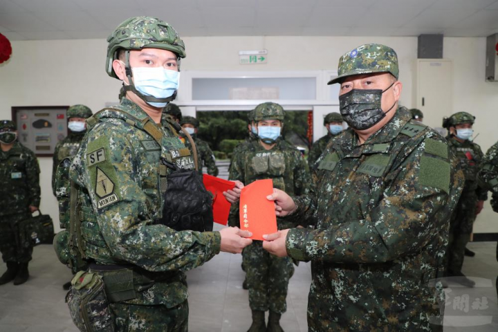 陸軍司令徐衍璞上將視導暨春節慰勉北部地區戰備部隊。（陸軍司令部提供）