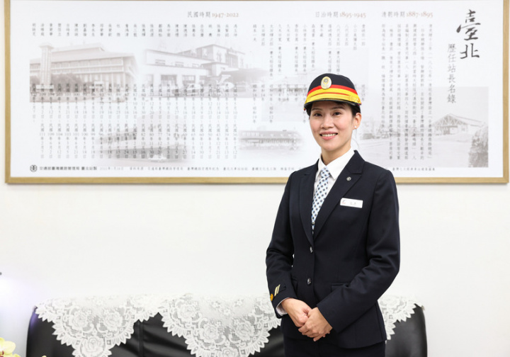 台北車站首名女站長胡詠芝（圖）13年前誤打誤撞進台鐵，同仁眼中她有獨特人格特質，處理事情能力佳、EQ高，在台鐵長官眼中是全方位人才，且每項職務表現都是可圈可點。