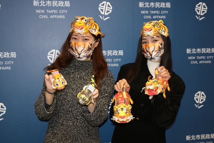 新北市政府7日發表「金虎爺」、「黃虎將軍」、「黑虎將軍」3款虎造型小提燈，預計元宵節前發送12萬份給市民過節。（新北市政府民政局提供）