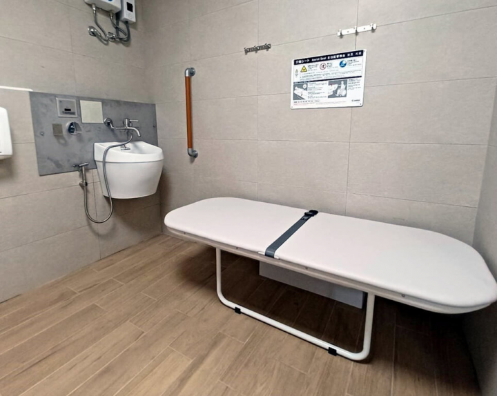 嘉義市東區衛生所打造兼顧全齡、親子、性別友善、無障礙等多功能廁所，更從日本進口公廁少見的「照護床」，床面高度方便照顧者協助移位，可供肢障、罕病患者、衰弱長輩坐或躺下更換尿布、衣褲或管路。（嘉義市政府提供）