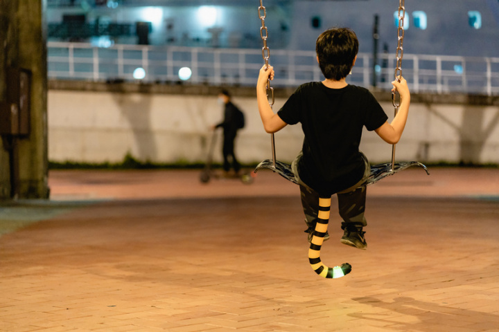 2022台灣燈會打破以往紙雕提燈概念，以充氣氣球做成尾端會發光的「虎尾燈」，推出後意外在網路上造成轟動。（高雄市政府提供）