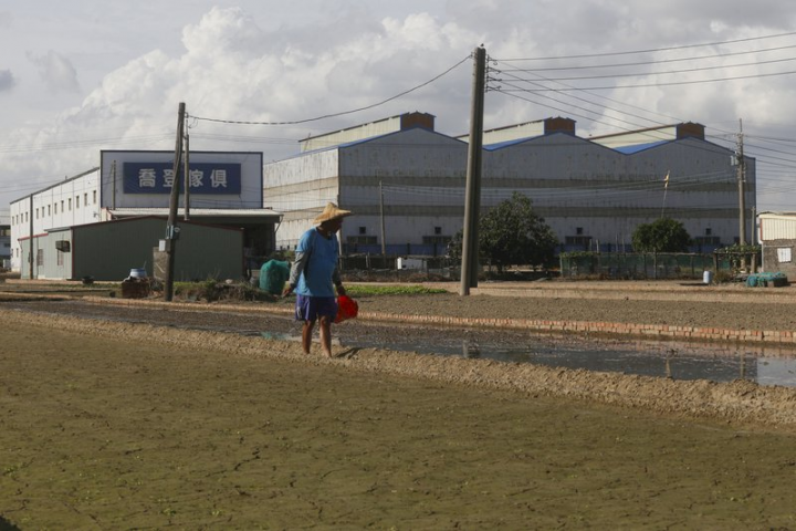 為解決農地工廠問題，工廠管理輔導法2019年完成翻修，將未登記的農地工廠「全面納管、就地輔導」，下個月3月19日大限將至。(圖：中央社)