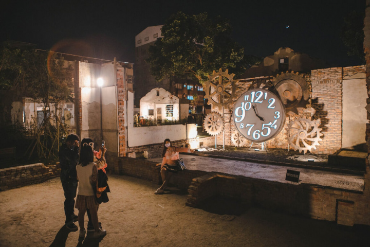 屏東縣政府將勝利星村無法修復的日式眷舍歷史建築，打造為全國首座遺構公園，走進遺構公園，處處有巧思，民眾到訪隨處都能拍美照。（屏東縣政府提供）