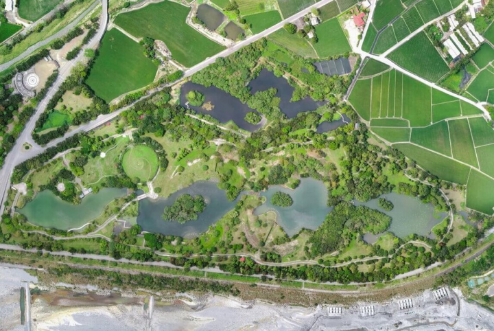 台東關山人工濕地 （親水公園）除污水淨化功能外，也可提供作為優質環境教育學習場所，生態豐富，今年再度榮獲營建署「濕地保育補助評鑑」優等獎。（台東縣政府提供）