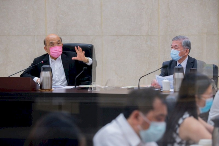 行政院關注俄羅斯烏克蘭情勢，但今強調，因俄烏均不是台灣的工業物資主要進口國，因此對台灣衝擊有限。圖為行政院長蘇貞昌（左）以及右為副院長沈榮津。（行政院提供）