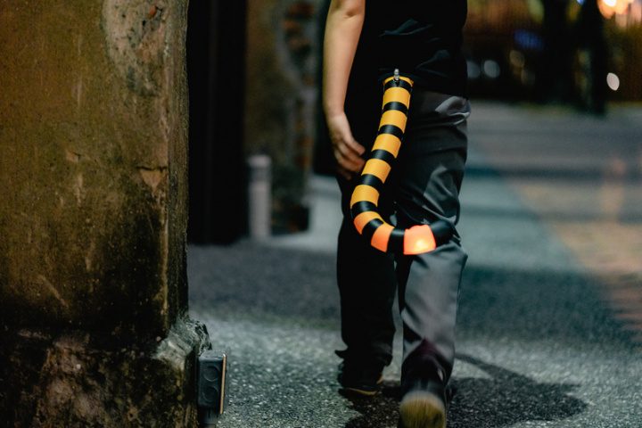 2022台灣燈會打破以往紙雕提燈概念，推出限定商品「我最搖擺－虎尾燈」，可愛的老虎尾巴造型充氣氣球、尾端還會發光的設計，意外在網路上造成轟動。（高雄市政府提供）