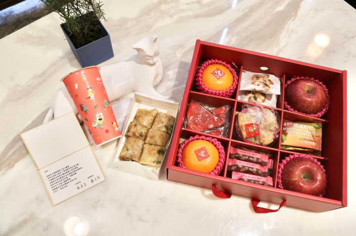 蘇貞昌與教育部潘文忠一起送上美味餐點給女足代表隊全體隊職員(圖片來源：蘇貞昌臉書)