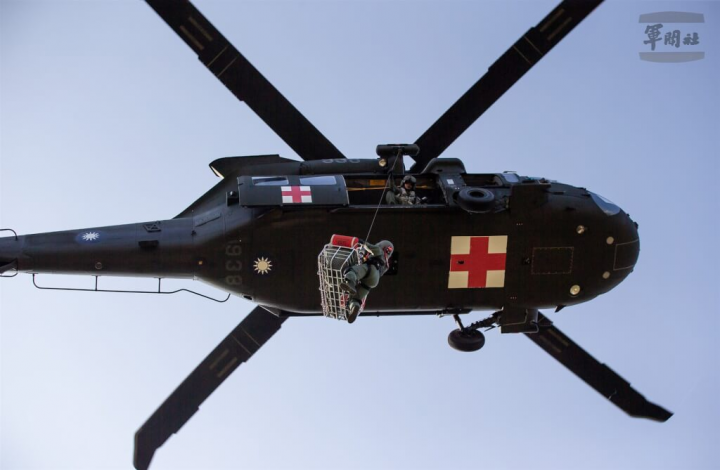 空軍救護隊隊員以UH-60M黑鷹直升機執行吊掛救援演練。（軍聞社提供）