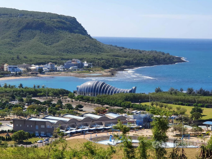 龜山海拔72公尺的珊瑚礁岩，墾管處建有步道讓遊客上山賞景，來回約1小時，山上瞭望平台，可以看見恆春半島的海陸景觀。圖為從龜山瞭望海生館。