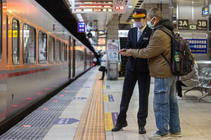 台北車站首名女站長胡詠芝（前左）日前上任，她表示，喜歡從事與人接觸的工作，13年來，多數時間工作都要面對旅客，能順利幫旅客解決問題帶給她很大成就感。