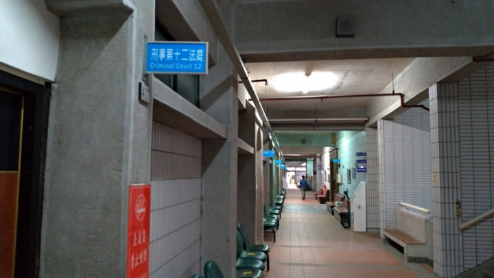 假律師詐財案件層出不窮，民眾常無法分辨真假律師，若有委任律師需求，可先上法務部律師查詢系統查詢，以保障自身權益。圖為台中地方法院。