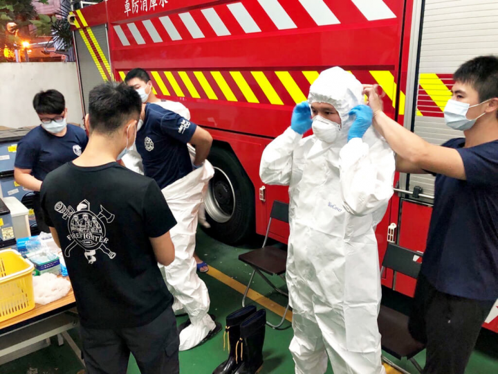 「執行最前線工作，最接近病毒，這也是救護員應該做的事」，台北市消防救護員在面對疫情及無法跟家人見面等壓力，持續堅守崗位。圖為救護員執勤前畫面。（消防局提供）