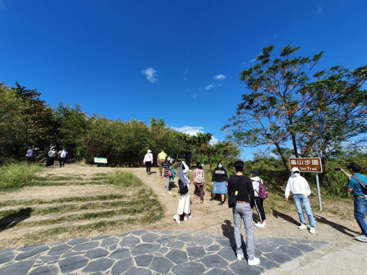 龜山海拔72公尺的珊瑚礁岩，墾管處建有步道讓遊客上山賞景，來回約1小時。