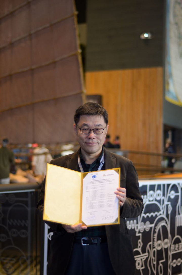 臺史博館長張隆志簽訂漫畫文化交流意向書