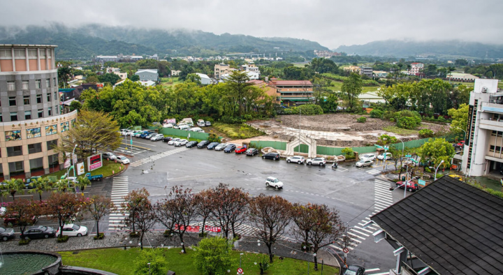 南投縣議會舊址（圖）位於縣府斜對面，這塊地招商不成，閒置至今，南投縣長林明溱21日表示，規劃在南投縣議會舊址、草屯植物公園附近興建國民運動中心。（南投縣政府提供）
