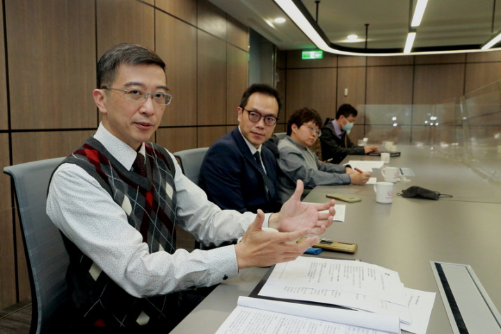 台灣高等檢察署「跨境詐欺集團溯源斷根」計畫成員、檢察官林彥良（左）表示，只要將被告資料輸入全國反詐騙資料庫，就能了解鎖定對象出境目的地有無交集，或是被告間過去是否曾共犯其他案件。