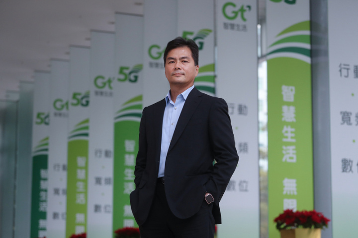 具財務專才及協助亞太電信4G開台背景的陳鵬，2021年8月正式接任亞太電董座，成為「最年輕的電信董事長」。