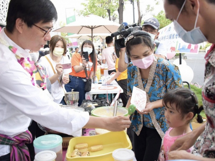 印尼女子嚴麗慧17歲（右後3）為分擔家計託仲介偽造年齡來台工作，但因緣際會與雇主姪子相戀，為成婚自首偽造文書面對刑責，如今終能以真實身分展開新生活，並曾在新住民活動市集擺攤，向高雄市長陳其邁（左前）推廣家鄉美食。（讀者提供）