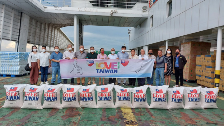 在中華民國駐菲代表徐佩勇（中）及菲國官員代表見證下，馬尼拉經濟文化辦事處11日在宿霧港將台灣捐贈的百噸物資移交慈善團體「施亞高島自然兒童協會」。（駐菲代表處提供）