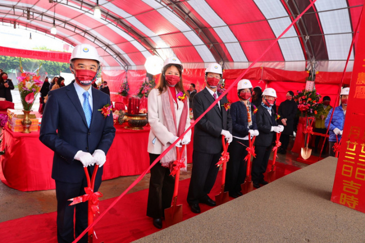 美吾華砸10億元建化妝品GMP新廠，23日舉行開工典禮。左起依序為美吾華總經理賴育儒、副董事長李伊俐、董事長李成家、執行董事李伊伶。（美吾華提供）