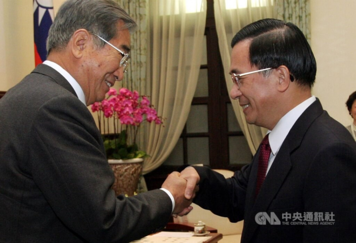 Then Tokyo Governor Shintaro Ishihara (left) meets then Taiwan President Chen Shui-bian (right) in 2006.