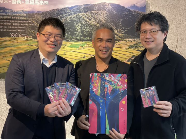 悠遊卡公司與阿美族藝術家優席夫（中）攜手，將其畫作「生命樹」化為限量悠遊卡販售，並將提撥部分所得等捐助「南島魯瑪社」，做為推動原住民語學校之用。圖左為悠遊卡公司總經理邱昱凱、右為阿美族影像工作者馬躍．比吼。（悠遊卡公司提供）
