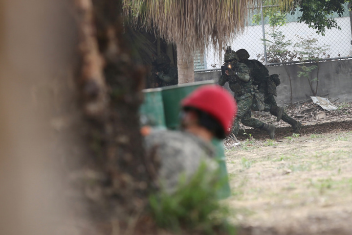 國軍人員扮演紅藍兩軍，特戰人員執行重要目標防護演練。