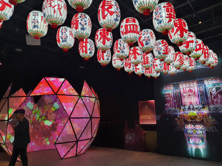 保留屏東菸葉廠再造重生的「屏菸1936文化基地」， 將於25日正式開幕，其中，屏東客家館以沉浸式互動常設展呈現六堆的文化印記與精神。