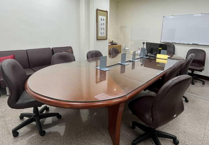 除了法院及地檢署，鄉鎮市區調解委員會也是訴訟外紛爭解決機制。根據內政部統計，民國109年度鄉鎮市區調解案件超過15萬件。圖為調解室。