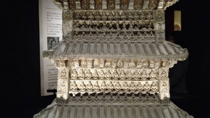 故宮南院目前展出北魏時期國寶「曹天度造九層千佛石塔」，石塔主體雕刻漢闕式屋頂分為九層，每層內 又各分刻二至三層不等的佛像，合計大佛10尊，小佛1332尊。