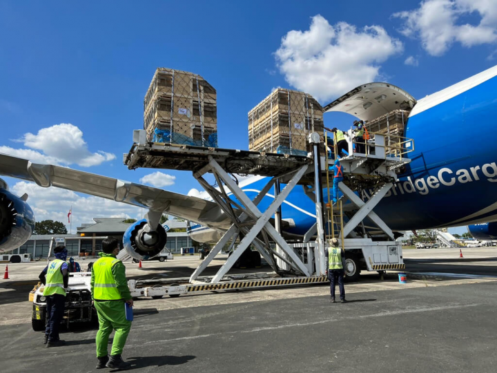 中華民國僑務諮詢委員呂秀男看好菲律賓養豬業前景，引進丹麥技術興建現代化養豬場，進口近千頭丹麥種豬9日運抵馬尼拉。（呂秀男提供）